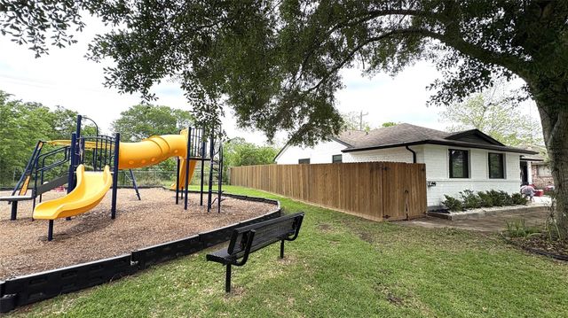 212 Stratmore Drive, Friendswood, TX 77546