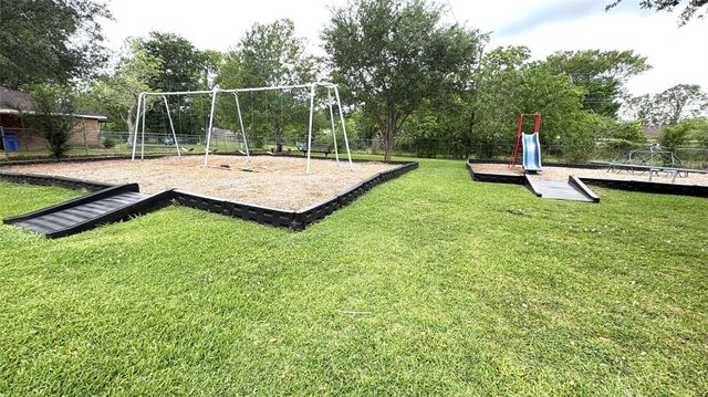 212 Stratmore Drive, Friendswood, TX 77546