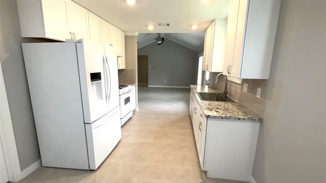 212 Stratmore Drive, Friendswood, TX 77546