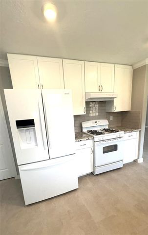 212 Stratmore Drive, Friendswood, TX 77546