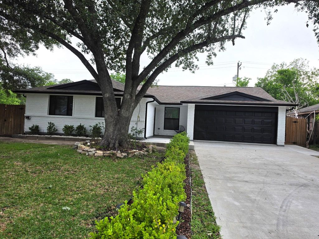 212 Stratmore Drive, Friendswood, TX 77546