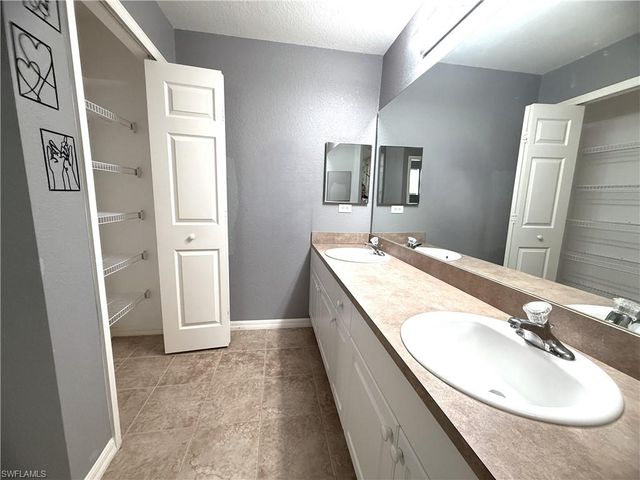 302 NW 2nd PL, Cape Coral, FL 33993