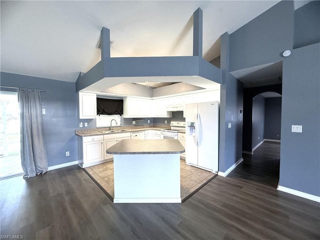 302 NW 2nd PL, Cape Coral, FL 33993