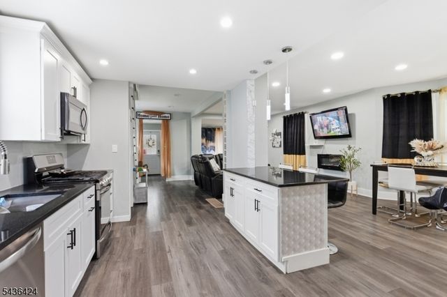 245 W 3Rd Ave, Roselle Boro, NJ 07203