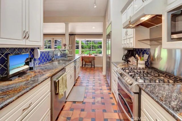 537 Vista Grande, Newport Beach, CA 92660