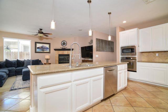 1569 Greenbrier Rd, West Sacramento, CA 95691