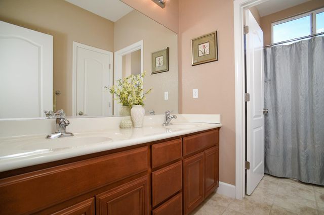 1569 Greenbrier Rd, West Sacramento, CA 95691