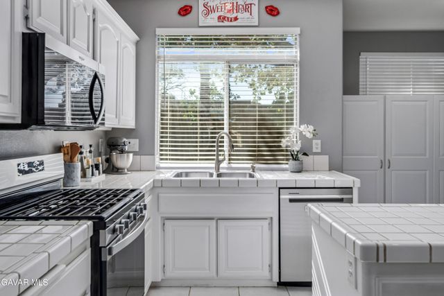 42031 Crestland Drive, Lancaster, CA 93536