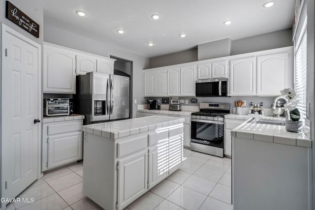 42031 Crestland Drive, Lancaster, CA 93536