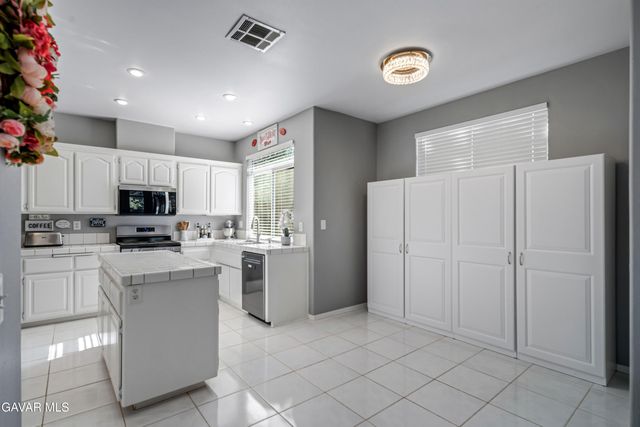 42031 Crestland Drive, Lancaster, CA 93536