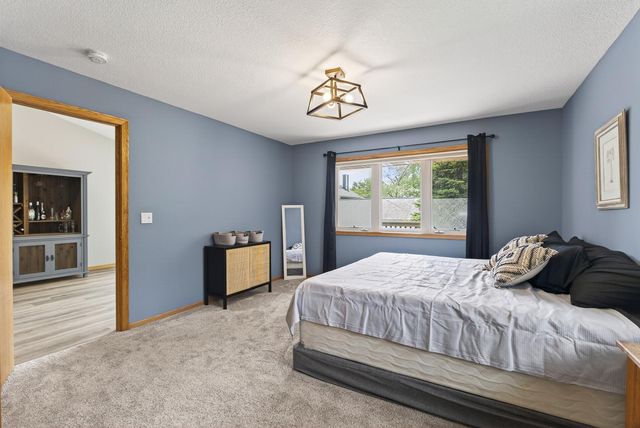 833 White Oak Court, New Brighton, MN 55112