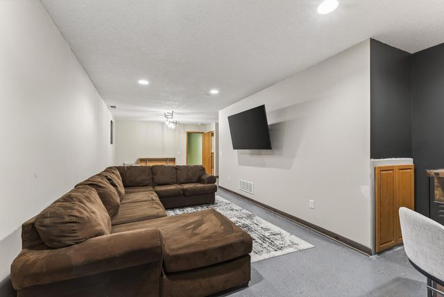 833 White Oak Court, New Brighton, MN 55112