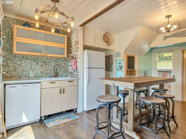 480 S COLUMBIA St, Seaside, OR 97138