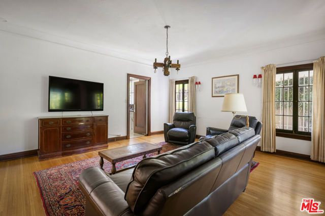 2007 N Hobart Boulevard, Los Angeles, CA 90027