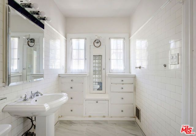2007 N Hobart Boulevard, Los Angeles, CA 90027
