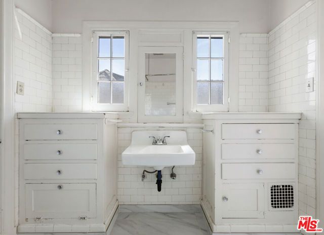 2007 N Hobart Boulevard, Los Angeles, CA 90027