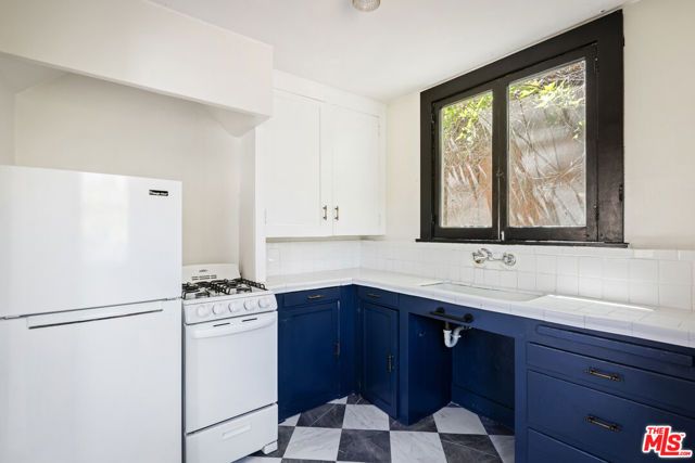 2007 N Hobart Boulevard, Los Angeles, CA 90027