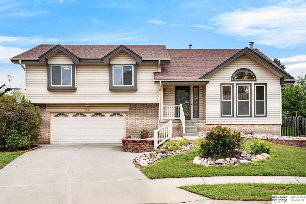 15610 Franklin Circle, Omaha, NE 68118