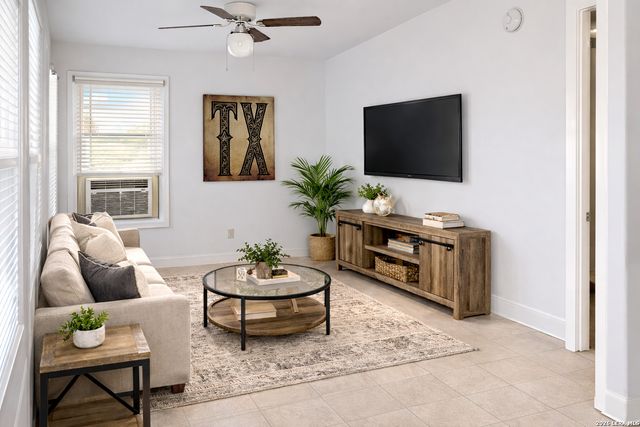 913 Houston, Castroville, TX 78009