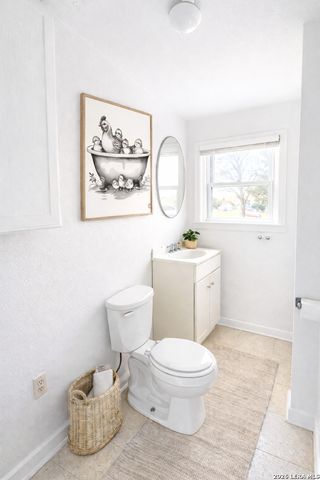 913 Houston, Castroville, TX 78009