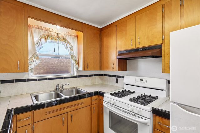 13004 Ambaum Boulevard SW, Burien, WA 98146