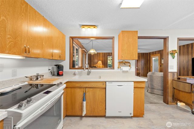 24 158th Place SE, Bellevue, WA 98008