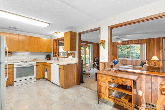 24 158th Place SE, Bellevue, WA 98008