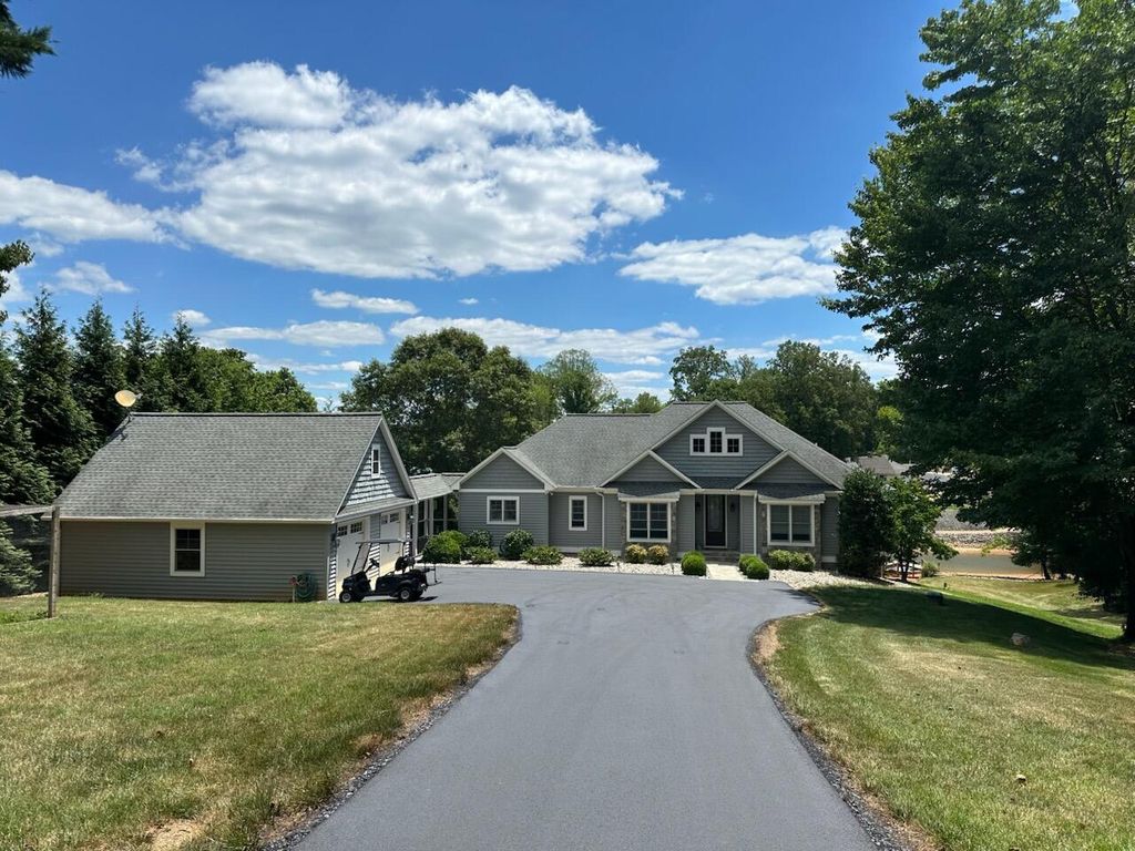 65 BACKCOVE DR, Moneta, VA 24121