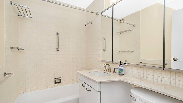 400 E RANDOLPH Street 1621, Chicago, IL 60601