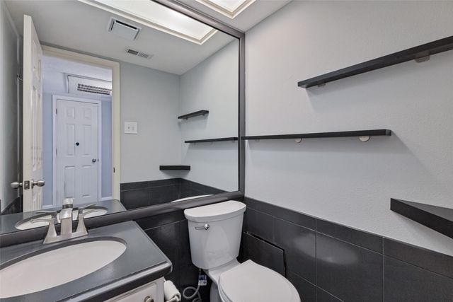 10207 Regal Oaks Drive 210, Dallas, TX 75230