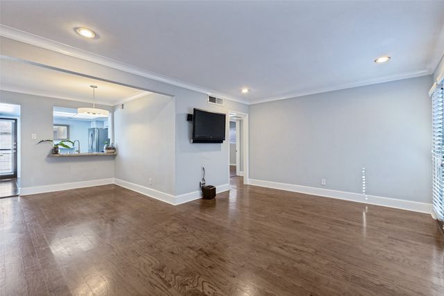 10207 Regal Oaks Drive 210, Dallas, TX 75230