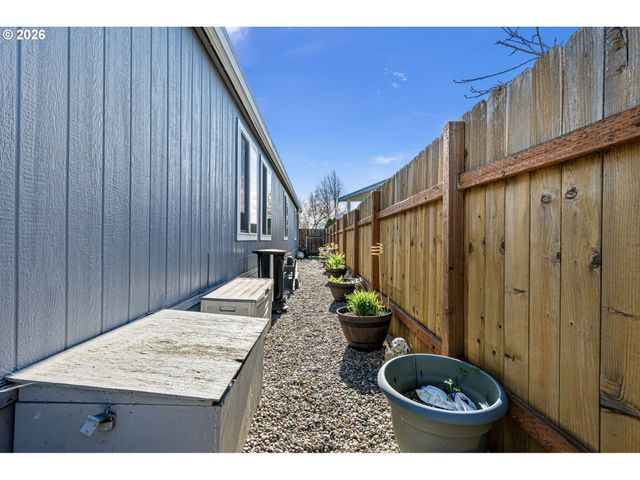 1307 BRAMBLEWOOD Ln, Eugene, OR 97404