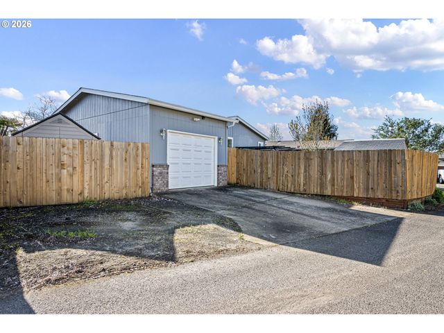 1307 BRAMBLEWOOD Ln, Eugene, OR 97404