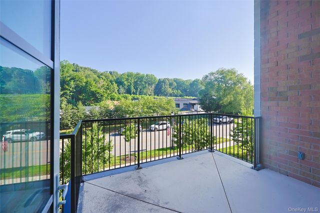 100 Garvies Point Road 1024, Glen Cove, NY 11542