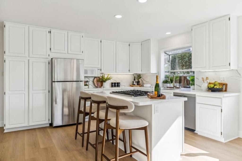 Image 11 of property listing at 876 Lurline Drive, Foster City, CA 94404