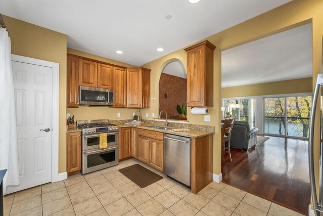 17 River Front Dr Unit 3, Manchester, NH 03102
