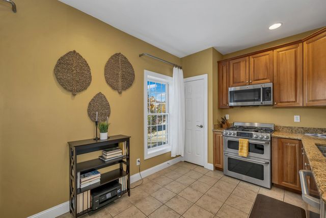 17 River Front Dr Unit 3, Manchester, NH 03102
