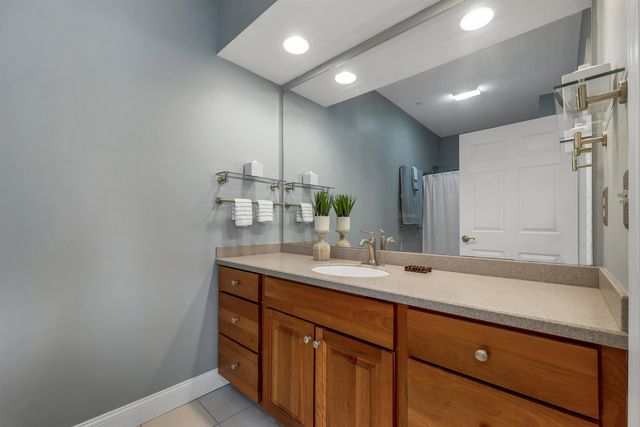 17 River Front Dr Unit 3, Manchester, NH 03102