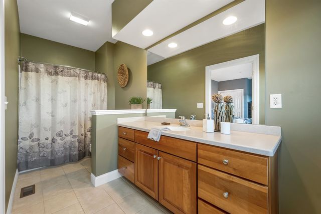 17 River Front Dr Unit 3, Manchester, NH 03102