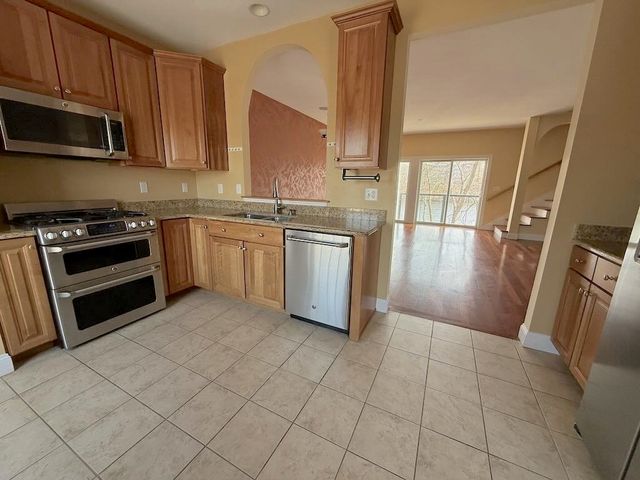 17 River Front Dr Unit 3, Manchester, NH 03102
