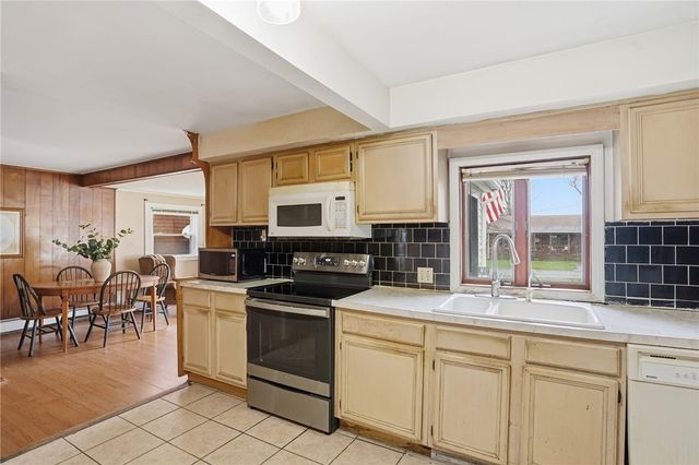 11 Cedar Drive, Bristol, RI 02809