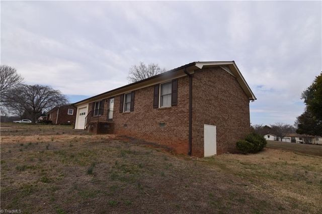 737 Lee Road, Thomasville, NC 27360