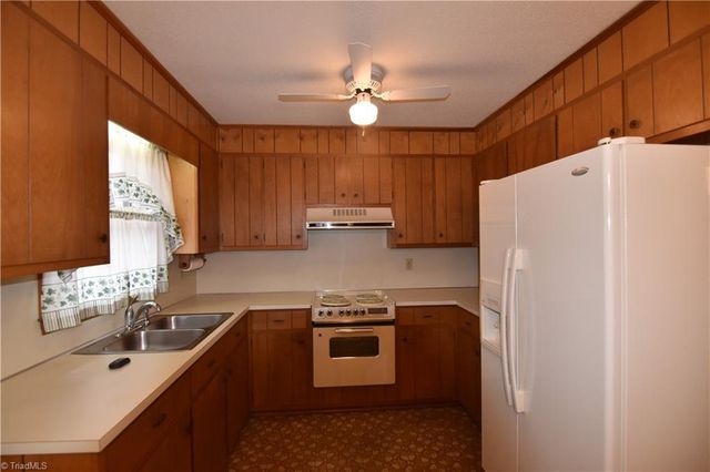 737 Lee Road, Thomasville, NC 27360