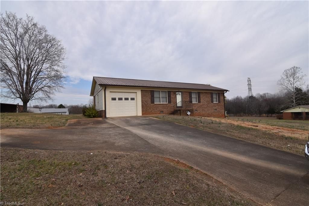 737 Lee Road, Thomasville, NC 27360
