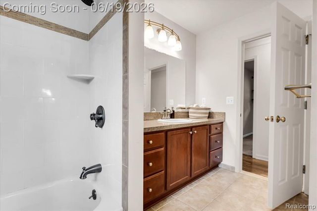 28332 Loretta Avenue, Warren, MI 48092
