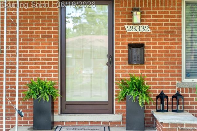 28332 Loretta Avenue, Warren, MI 48092