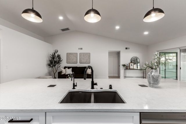 6118 E BLANCHE Drive, Scottsdale, AZ 85254