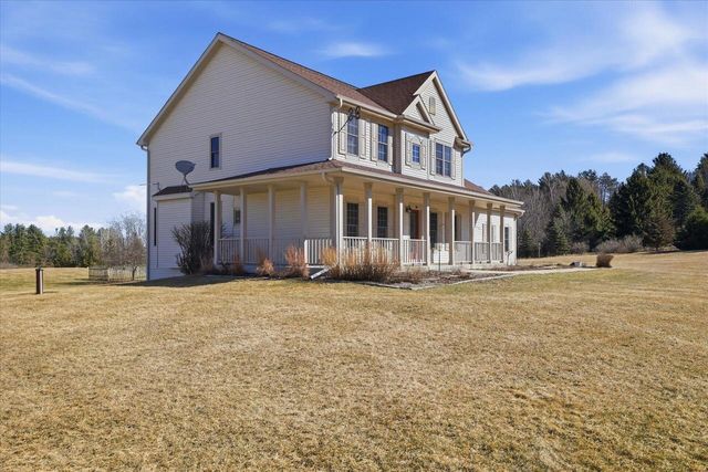 2080 St Patrick's CIRCLE, Hartford, WI 53027
