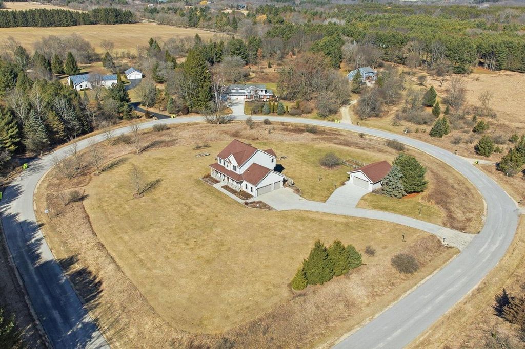 2080 St Patrick's CIRCLE, Hartford, WI 53027