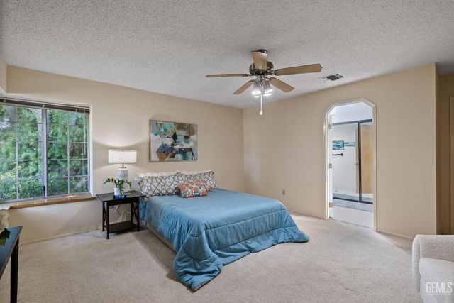 9413 Laurel Oak Way, Bakersfield, CA 93311